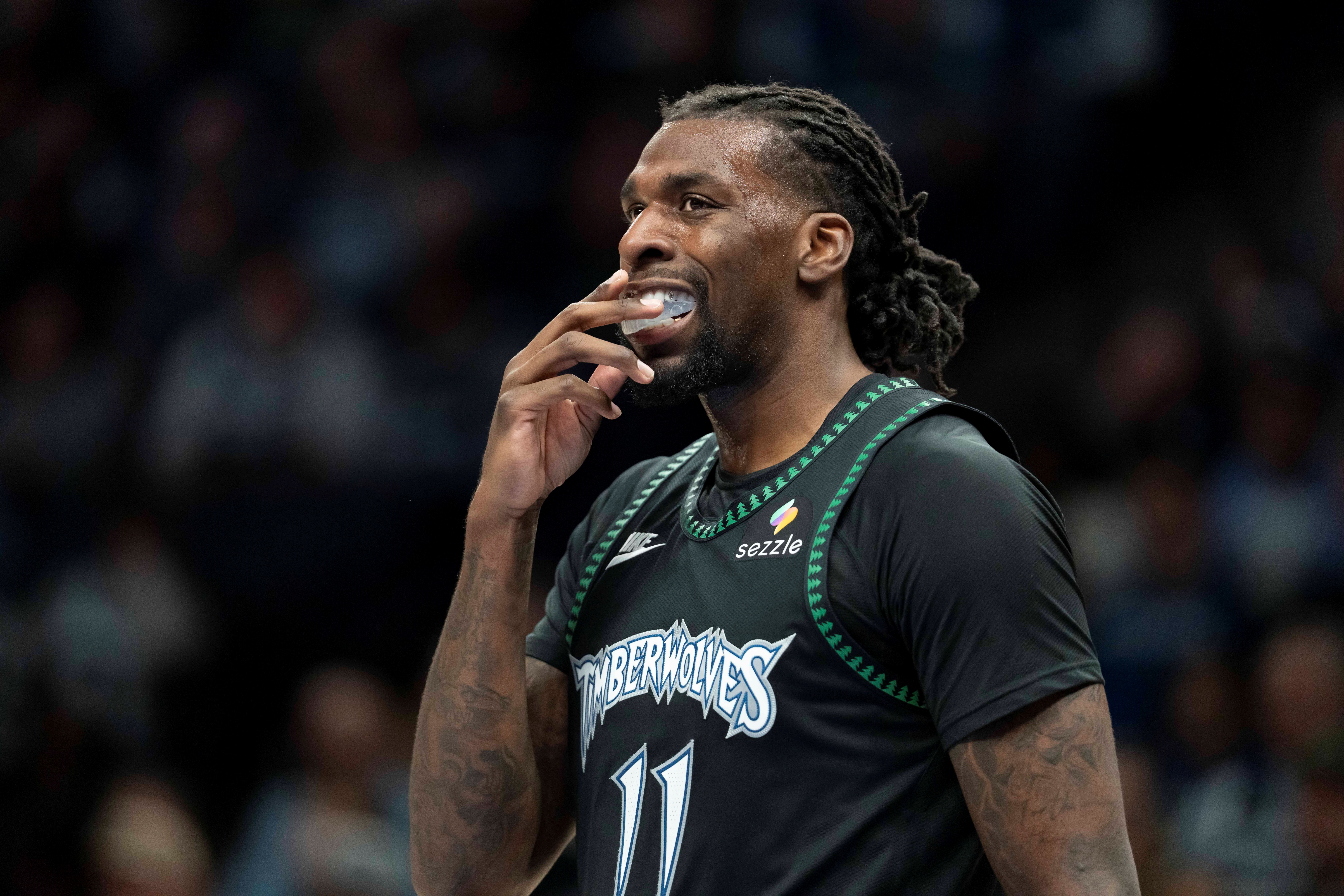 致敬穆大叔？纳兹·里德追防送大帽 但摇手指被吹技犯