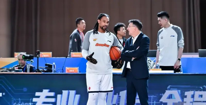 星空体育app下载-杜锋一战引众怒！外援选择失败，防守大空，用人还一塌糊涂！|广东|比赛|球队|内线|新疆_新浪体育_新浪新闻